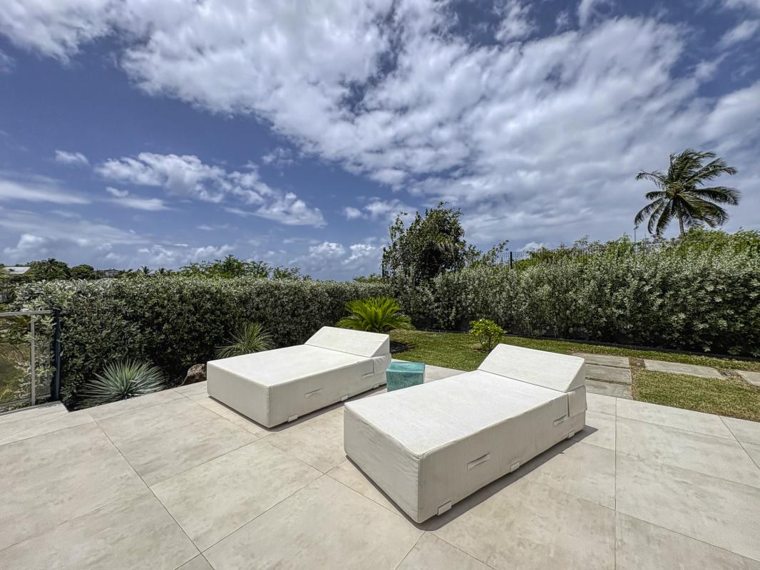5.Location villa piscine Gosier Guadeloupe_Transats
